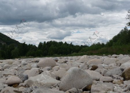 河床上的鹅卵石图片