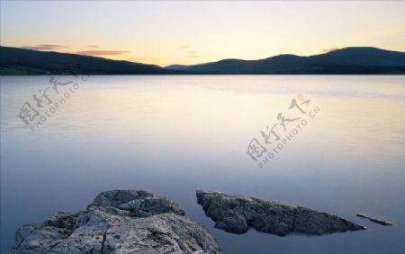 湖泊夕阳石头图片