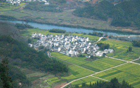 新安江徽式村落俯拍图片