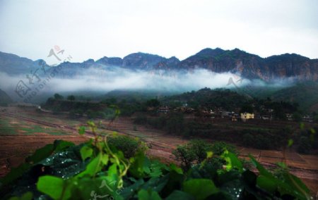 云雾弥漫的山村图片