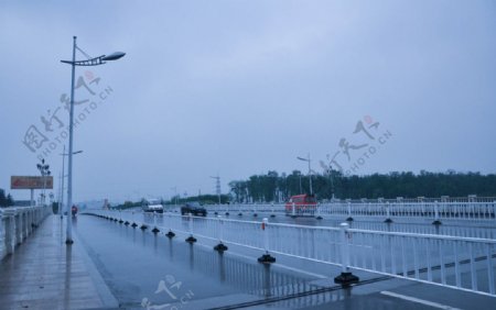 雨后的桥图片