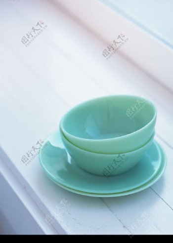 绿色碗和碟子图片
