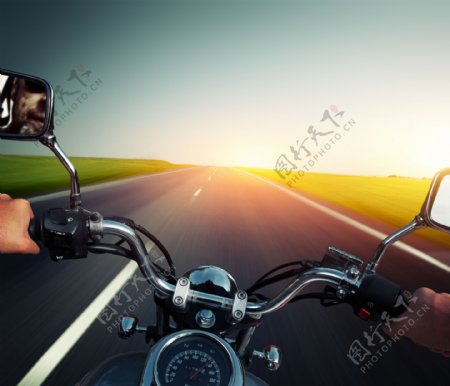 骑摩托图片