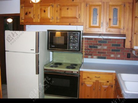 木质组合厨房一角图片