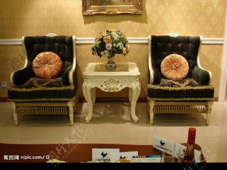 经典欧式家具单人沙发与茶几图片