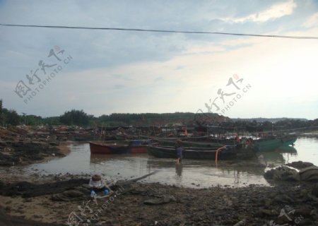 海边渔船渔民图片