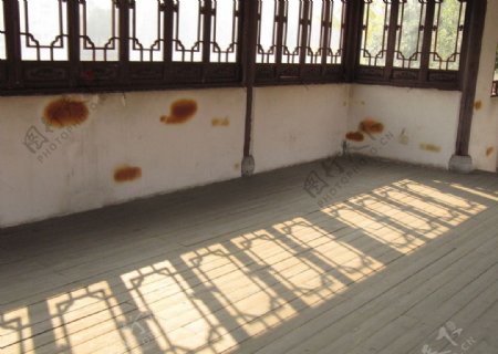 格子窗与阳光投影图片