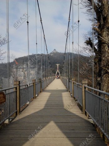 早冬的天门山索桥图片