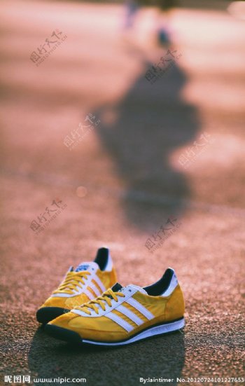 adidas三叶草复古鞋图片