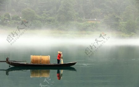 烟雾迷漫湖南小东江湖图片
