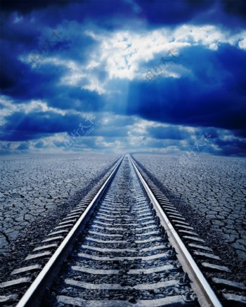 深蓝色天空下铁路图片