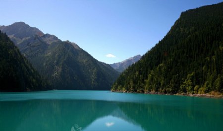 高山湖水图片