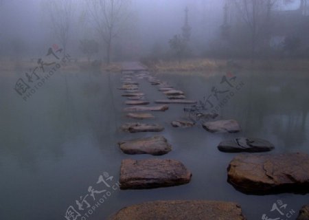 云雾石头路风景图片