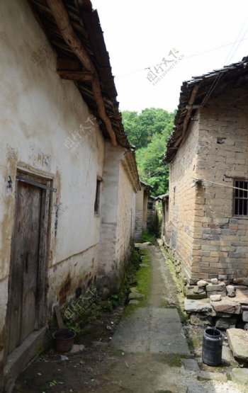 山村里的一条小巷子图片