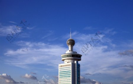 蓝天白云下的彭年酒店图片