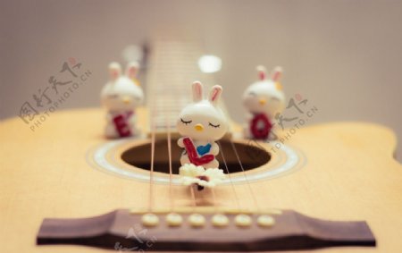 吉他上的兔子图片