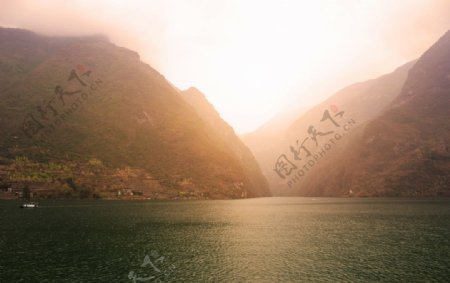 巴巫峡落日图片