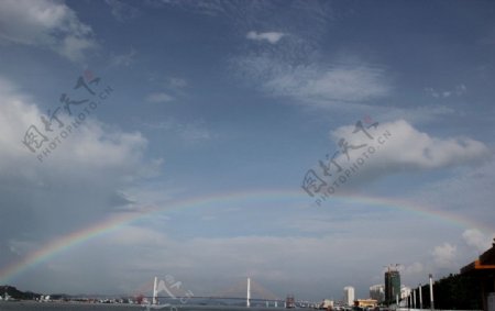 礐石大桥上的彩虹图片