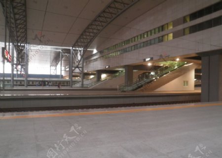 沈阳北站的高架候车室图片