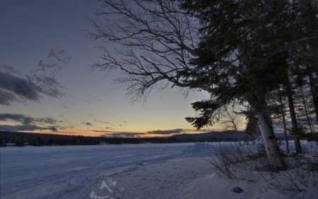 冰冻湖的日落图片