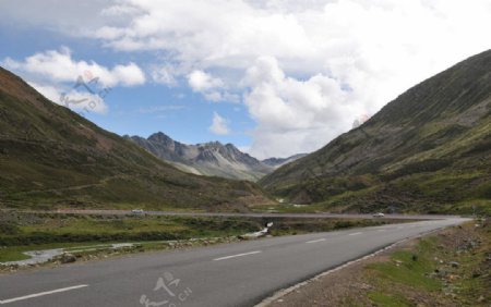 高山蓝天道路图片