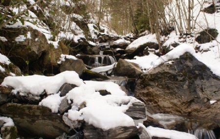 冬季小溪流水图片