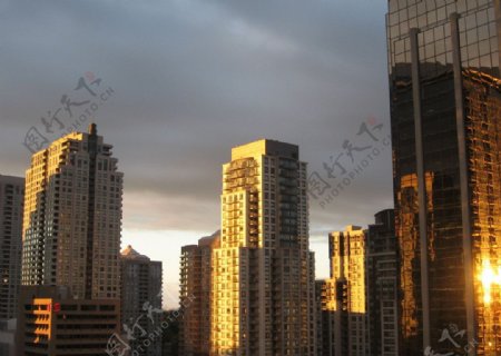 夕阳下的城市楼房图片