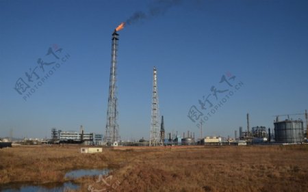 锦西石化炼油设备油罐烟囱机器图片