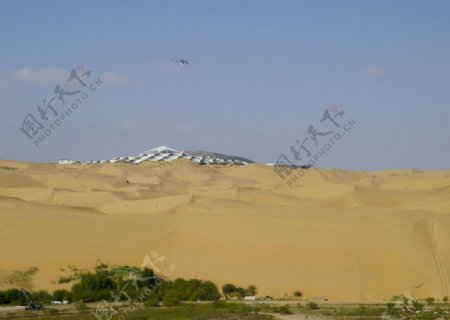 沙漠里的直升飞机图片
