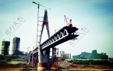 建造中的大桥图片