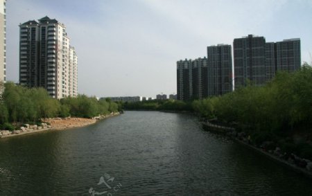 城市中央河边水景房图片