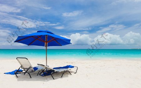 遮阳伞躺椅沙滩图片