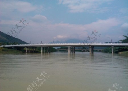 江边大桥图片