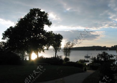 湖边日出风光图片