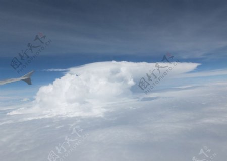 升腾的平顶云团图片