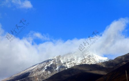 青藏高原蓝天白云雪山图片