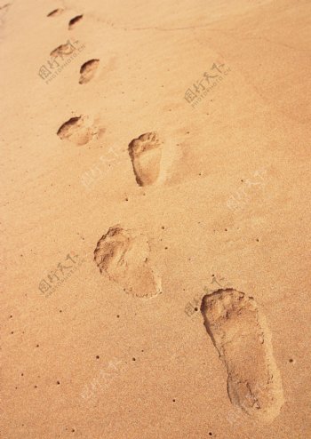 夏日沙滩脚印图片