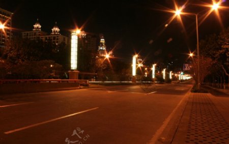 夜晚安静的马路图片