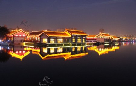 湖中建筑夜景图片