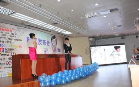 张杰2012新闻发布会图片
