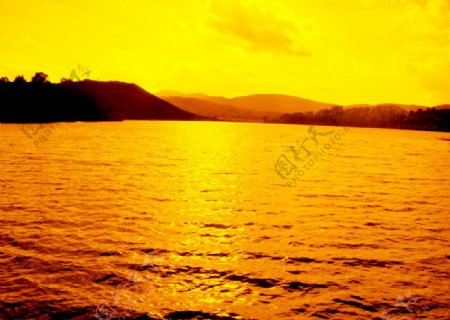 金色湖面图片