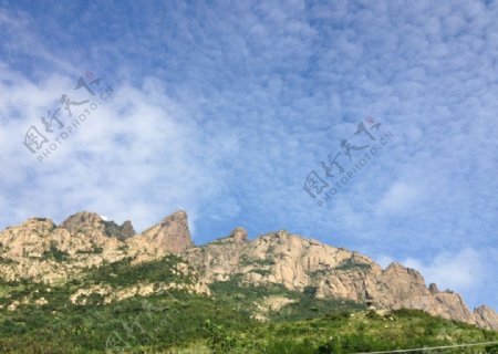 蓝天白云岩石青山图片