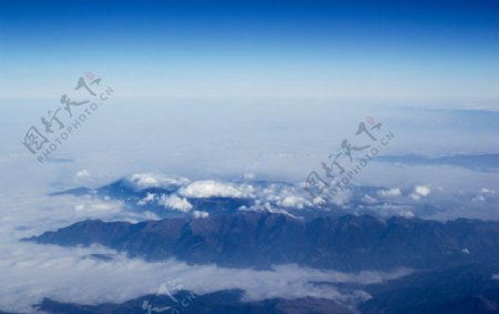 山峰云层及地平线图片