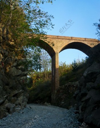 碎石路与桥图片