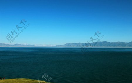 赛里木湖与果子沟拉索大桥图片