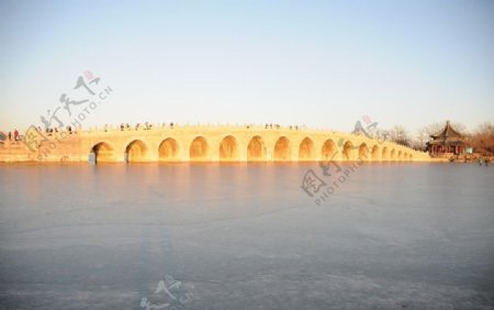 北京颐和园冬天金色拱桥图片