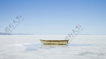 盐湖孤舟图片