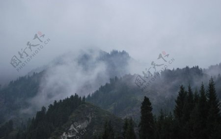 岑峰高山云雾图片