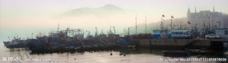 雾锁渔人码头图片
