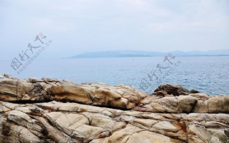 海南蜈支洲岛海边岩石图片